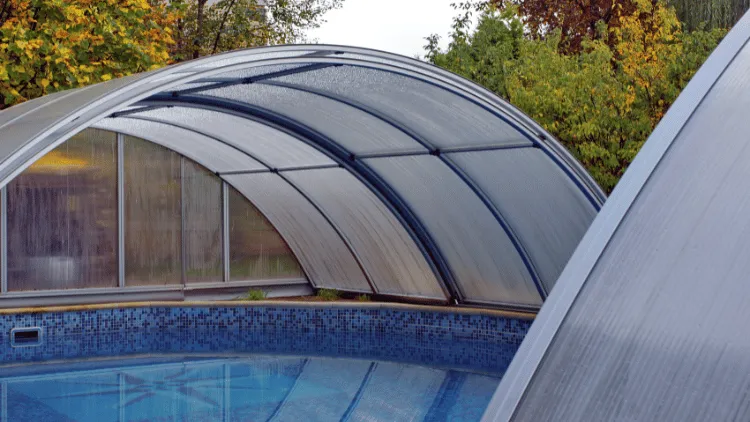 Fabriquer un abri de piscine en polycarbonate